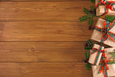 Ahşap arka plan üzerinde herhangi bir tatil için renkli mevcut kutuları