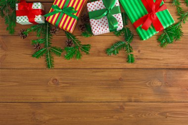 Ahşap arka plan üzerinde herhangi bir tatil için renkli mevcut kutuları