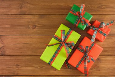 Noel hediye kutuları, ahşap masa arka plan üzerinde Üstten Görünüm.