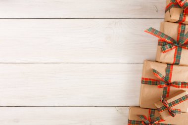 Ahşap arka plan üzerinde herhangi bir tatil için renkli mevcut kutuları