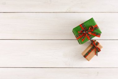 Xmas hediye kutusu beyaz ahşap masa üzerinde. Kopya alanı ile Üstten Görünüm