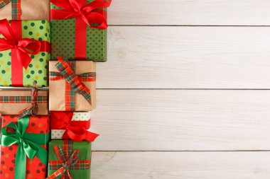 Noel hediye kutuları, ahşap masa arka plan üzerinde Üstten Görünüm.