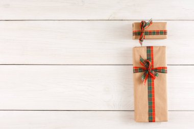 Xmas hediye kutusu beyaz ahşap masa üzerinde. Kopya alanı ile Üstten Görünüm