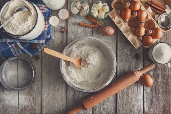 Rustik ahşap arka plan üzerinde fırın malzemeleri