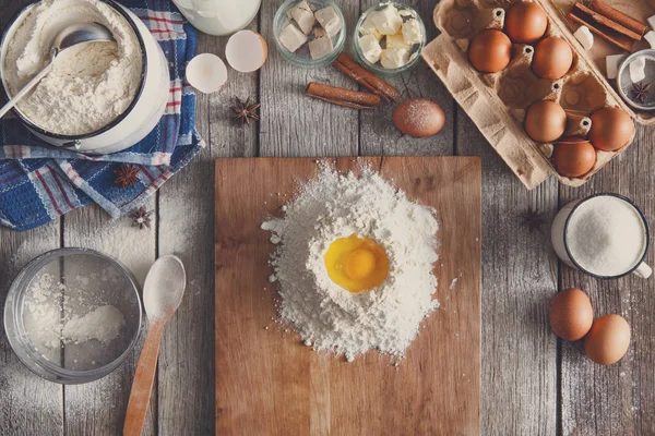 Yemek pişirme, yumurta ve un için malzemeler