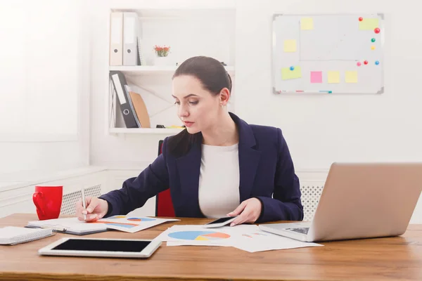 Mulher de negócios ler documento no desktop do escritório — Fotografia de Stock