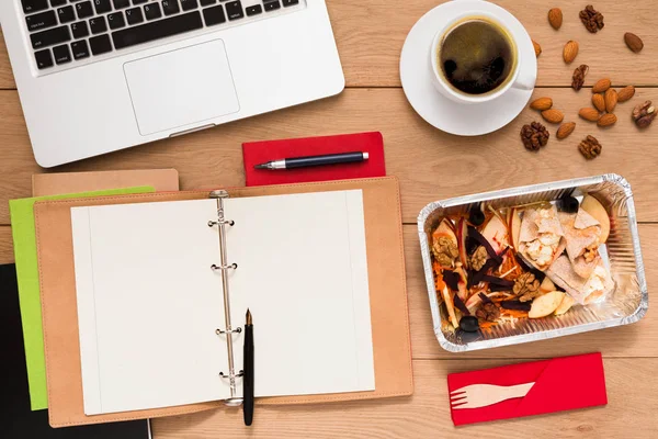 Healthy food delivery, lunch box with diet meal — Stock Photo, Image