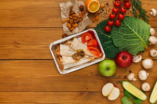 Fundo de entrega de alimentos saudáveis, lancheira em madeira rústica — Fotografia de Stock