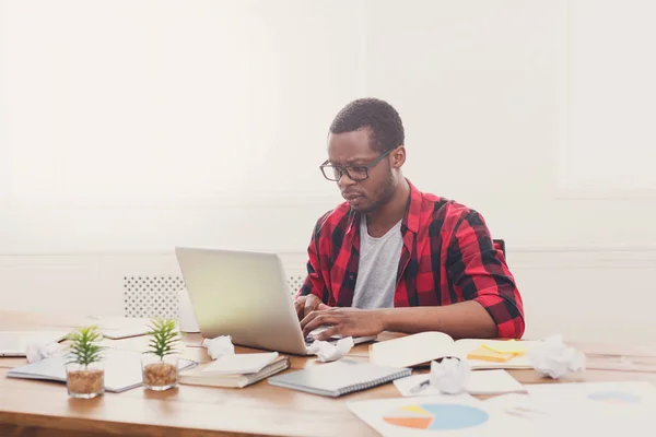 Uomo d'affari nero in ufficio casual, lavorare con il computer portatile — Foto Stock