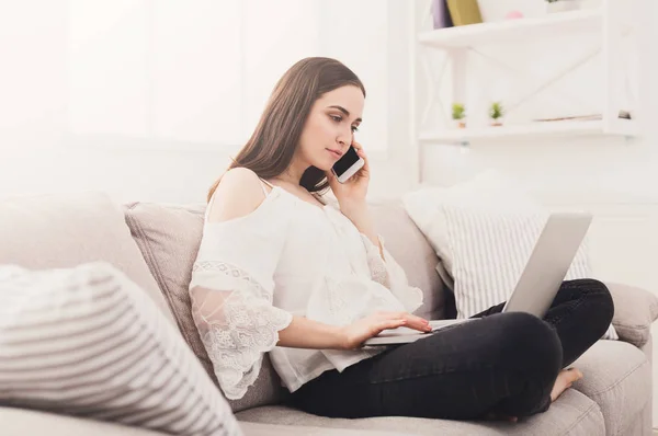 Όμορφη freelancer, εργασία στο σπίτι — Φωτογραφία Αρχείου