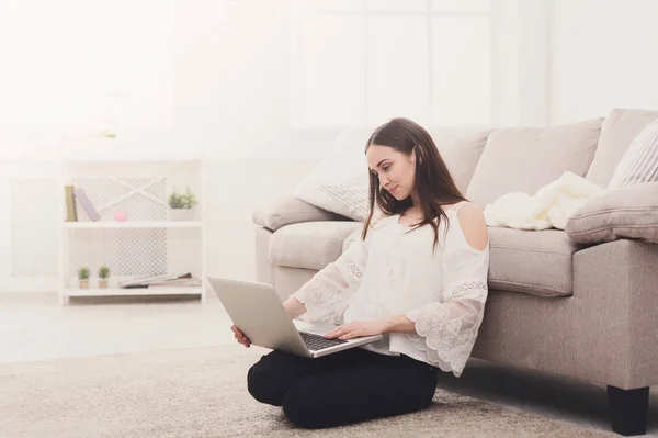 Girl with laptop indoors — Stock Photo, Image