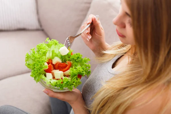 Молода вагітна жінка їсть свіжий зелений салат крупним планом — стокове фото