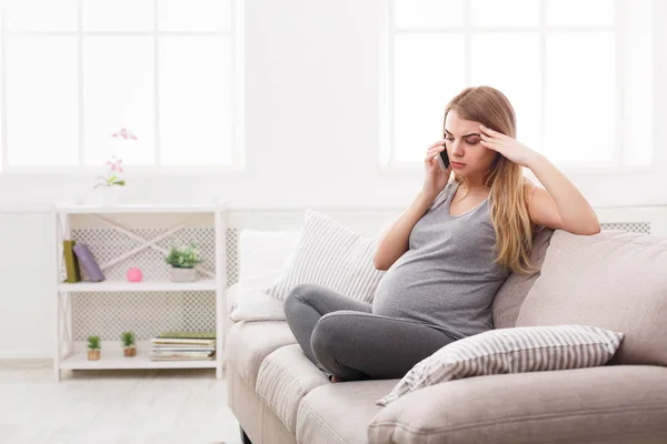 Orolig gravid kvinna prata telefon — Stockfoto