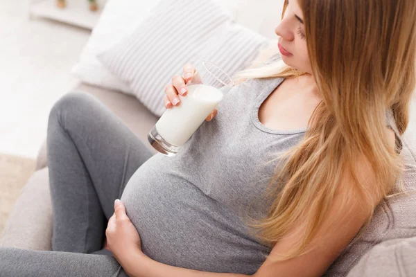 Kobieta w ciąży picia szklankę mleka zbliżenie — Zdjęcie stockowe
