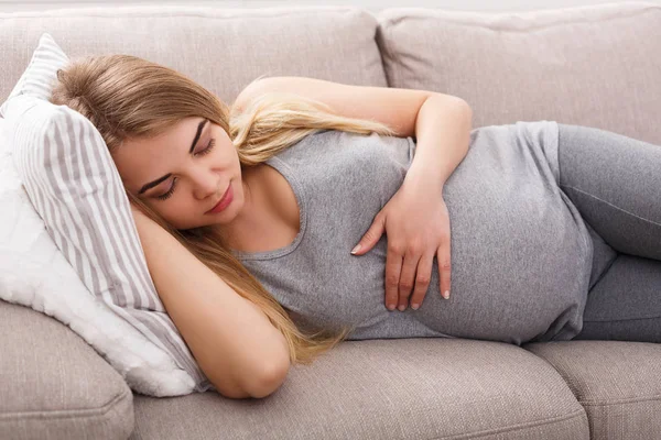 Düşünceli hamile kadın çocuğu hayal ediyor.