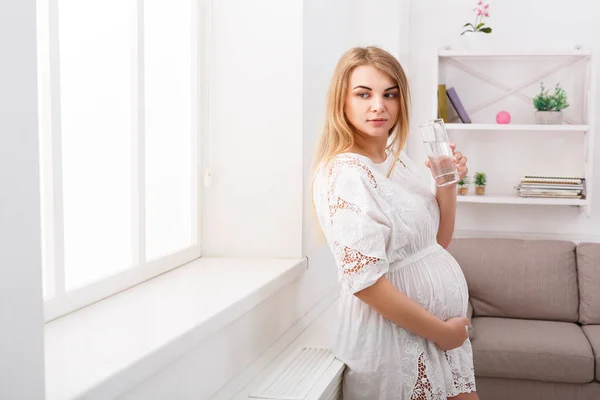 Wanita hamil dengan segelas air, ruang fotokopi — Stok Foto