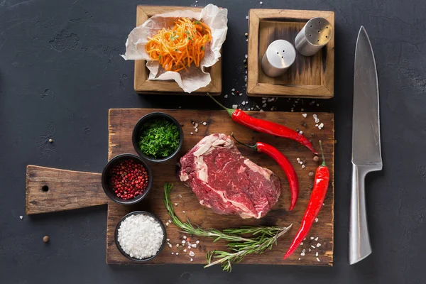 Rus Kore salatası ile ahşap masa üzerine baharat ile kaburga eti