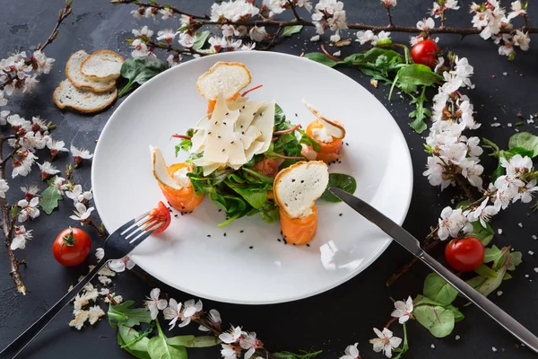 Siyah arka plan üzerine beyaz plaka restoran yemek