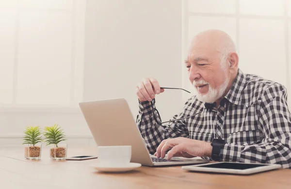 Χαμογελώντας ανώτερος άνθρωπος χρήση laptop αντίγραφο χώρου — Φωτογραφία Αρχείου