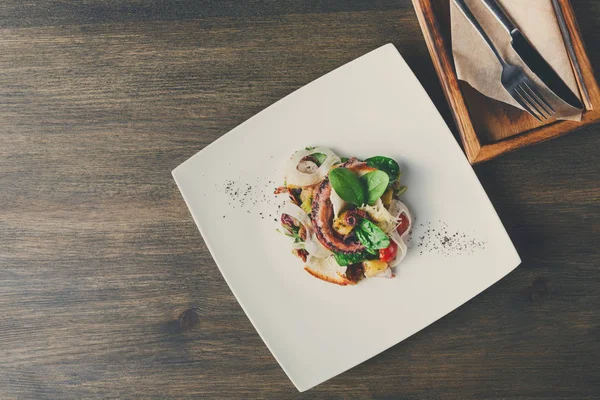 Salata sebze ve ahtapot top ile göster