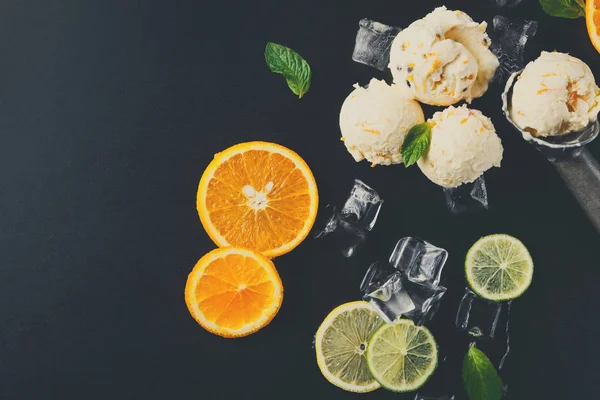 Siyah arka plan üzerine buzlu dondurma kaşık toz