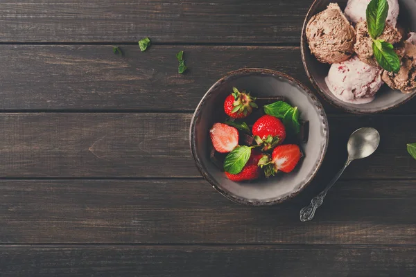 Dondurma ve ahşap üzerine çilek bölümünü