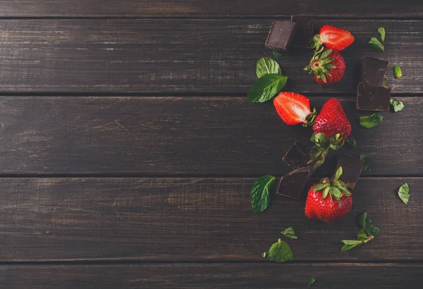 Rustik masada çikolata ile taze çilek