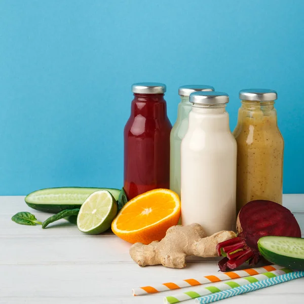 Detoks smoothies duvar arka plan üzerinde cam şişelerde ürün yelpazesine.