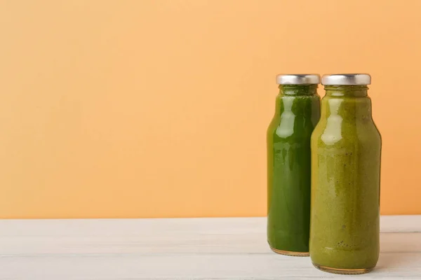 Assortiment van detox smoothies in glazen flessen op de muur achtergrond. — Stockfoto