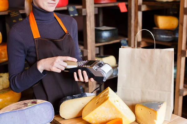 Kadın tezgâhtar ile kredi kartı makine