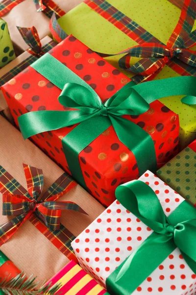 Renkli kağıt modern el yapımı hediyeler kırmızı, yeşil saten şerit yay ile dekore edilmiştir. Kırpma, portre