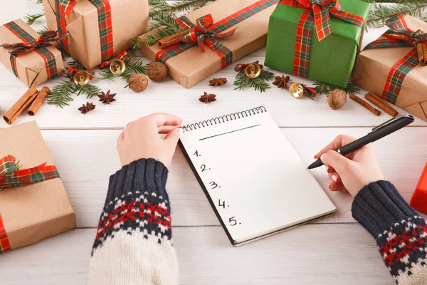 Lista de desejos de Natal no fundo da mesa de madeira branca — Fotografia de Stock