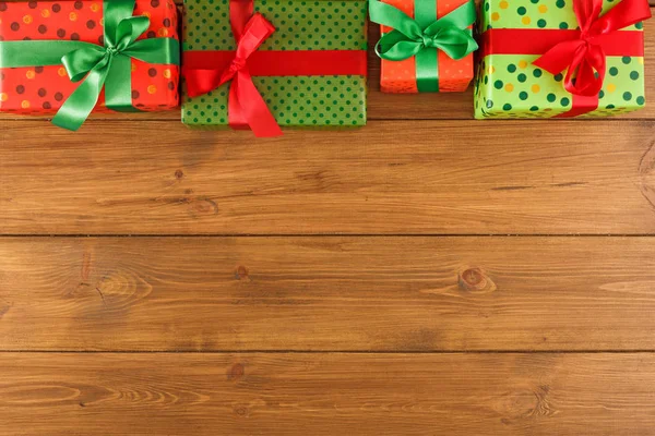 Ahşap arka plan üzerinde herhangi bir tatil için renkli mevcut kutuları