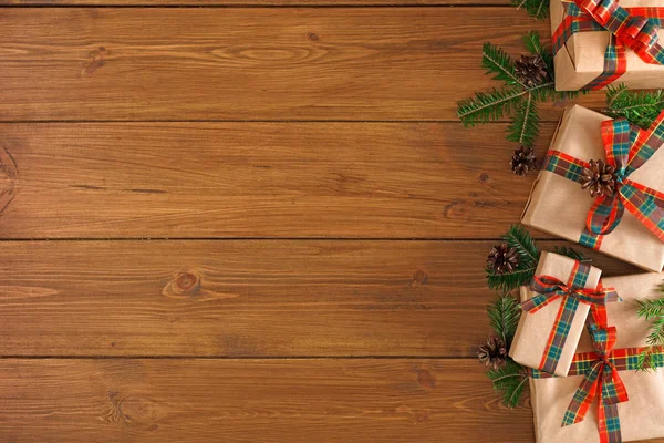 Ahşap arka plan üzerinde herhangi bir tatil için renkli mevcut kutuları