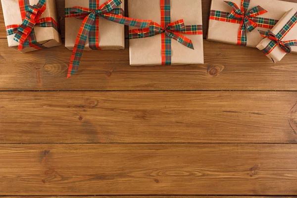 Ahşap arka plan üzerinde herhangi bir tatil için renkli mevcut kutuları