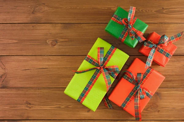 Noel hediye kutuları, ahşap masa arka plan üzerinde Üstten Görünüm.