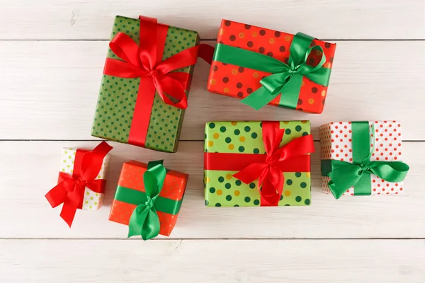 Noel hediye kutuları, ahşap masa arka plan üzerinde Üstten Görünüm.