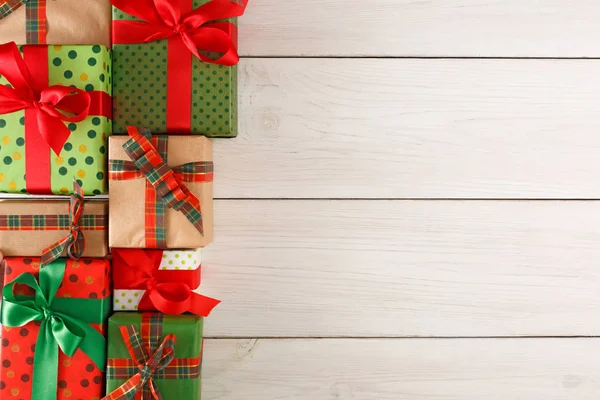 Noel hediye kutuları, ahşap masa arka plan üzerinde Üstten Görünüm.