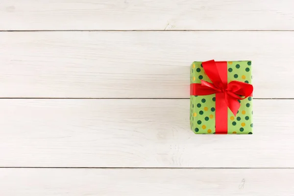 Caja de regalo de Navidad en mesa de madera blanca. Vista superior con espacio de copia —  Fotos de Stock