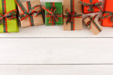 Noel hediye kutuları, ahşap masa arka plan üzerinde Üstten Görünüm.