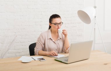 Orta yaşlı iş kadını ofiste kahve