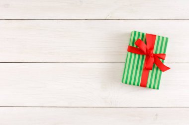 Xmas hediye kutusu beyaz ahşap masa üzerinde. Kopya alanı ile Üstten Görünüm