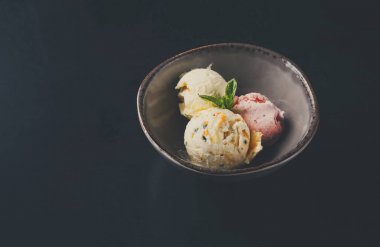 Çeşitli dondurma kaşık toz kase siyah