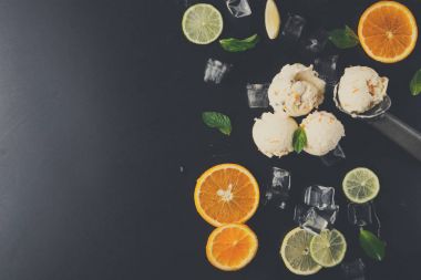 Siyah arka plan üzerine buzlu dondurma kaşık toz