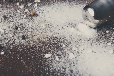 Dağınık tuz ve biber koyu arka plan üzerinde