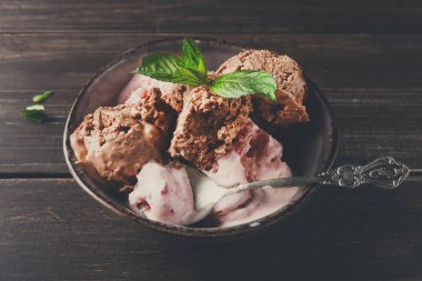 Porsiyon meyve ahşap üzerine dondurma kaşık toz