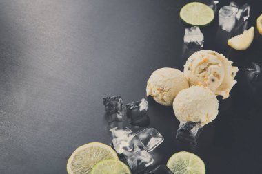 Siyah arka plan üzerine buzlu dondurma kaşık toz