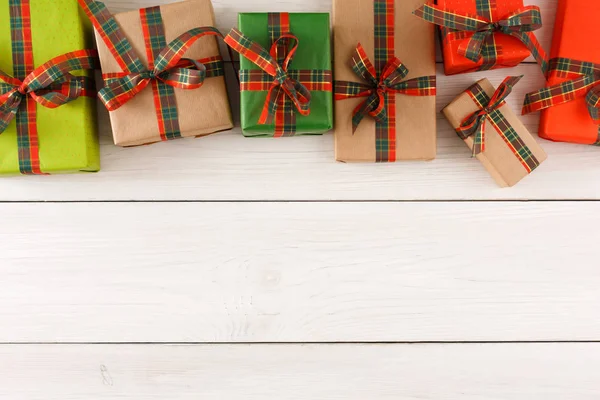 Noel hediye kutuları, ahşap masa arka plan üzerinde Üstten Görünüm.