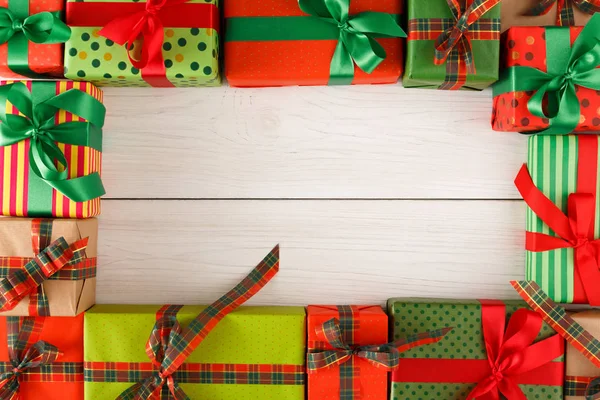 Muitas caixas de presente de Natal criativas em fundo de madeira — Fotografia de Stock