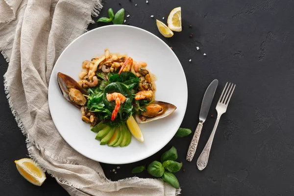 Sıcak salata ızgara deniz ürünleri düz ile yatıyordu